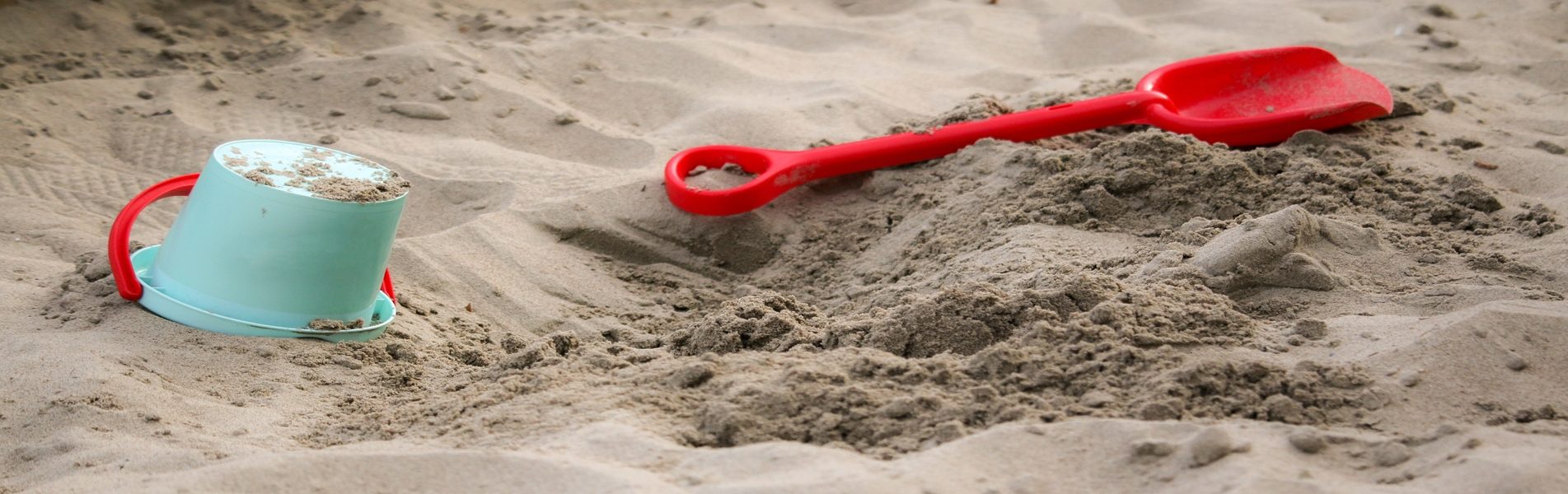 beach-bucket-close-up-splash